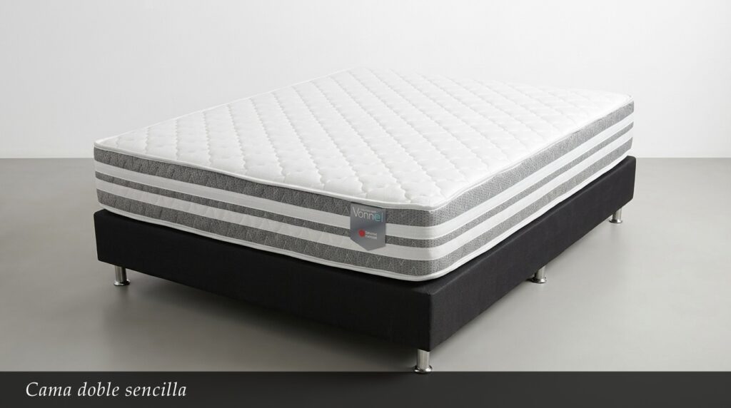 La Cama Doble Sencilla ofrece una solución práctica y funcional para el descanso diario. Su base tapizada en negro con patas metálicas combina perfectamente con un colchón de líneas modernas en blanco y gris. Este conjunto destaca por su simplicidad y excelente relación calidad-precio.
