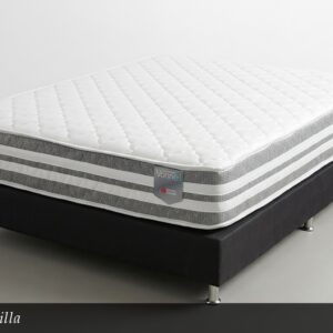 La Cama Doble Sencilla ofrece una solución práctica y funcional para el descanso diario. Su base tapizada en negro con patas metálicas combina perfectamente con un colchón de líneas modernas en blanco y gris. Este conjunto destaca por su simplicidad y excelente relación calidad-precio.