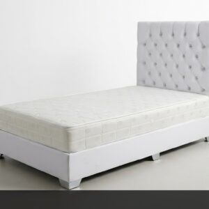 La Cama Individual presenta un diseño clásico y elegante en blanco. Su cabecera capitoné con botones decorativos aporta un toque romántico y sofisticado, mientras que la base tapizada completa un conjunto limpio y luminoso.