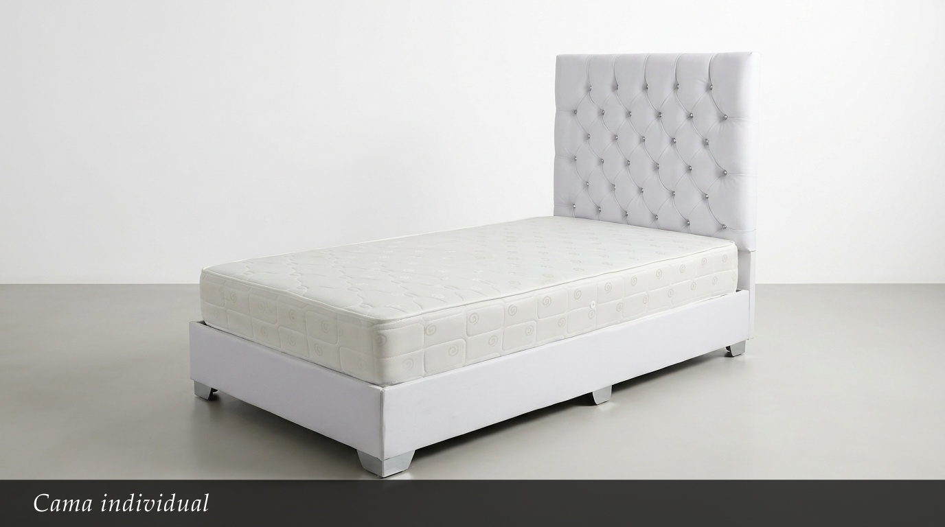 La Cama Individual presenta un diseño clásico y elegante en blanco. Su cabecera capitoné con botones decorativos aporta un toque romántico y sofisticado, mientras que la base tapizada completa un conjunto limpio y luminoso.