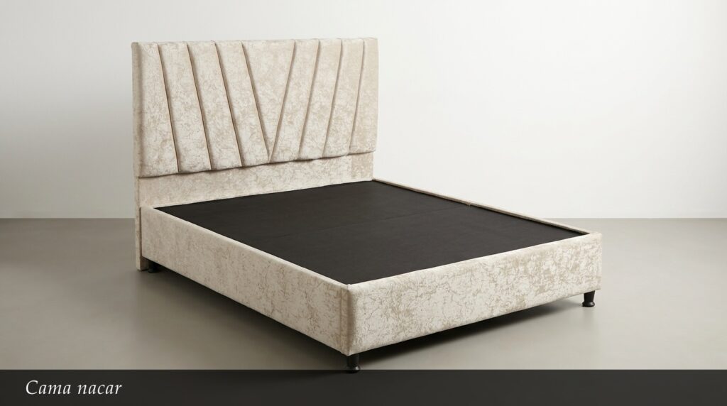La Cama Nacar destaca por su elegante cabecera alta con diseño en relieve de líneas verticales en un suave tono nacar. Este modelo combina la textura marmolada del tapizado con un base recta y sólida, creando un look sofisticado y contemporáneo. Su acabado claro aporta luminosidad y calidez al dormitorio.