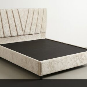 La Cama Nacar destaca por su elegante cabecera alta con diseño en relieve de líneas verticales en un suave tono nacar. Este modelo combina la textura marmolada del tapizado con un base recta y sólida, creando un look sofisticado y contemporáneo. Su acabado claro aporta luminosidad y calidez al dormitorio.