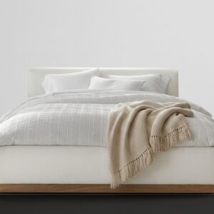 Cama Perla La Cama Perla presenta un diseño minimalista y elegante en tonos blancos y madera natural.