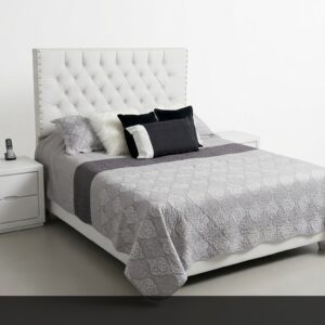 La Cama Perlas impresiona con su majestuosa cabecera blanca capitoné y detalles de tachuelas que recorren todo el perímetro. El contraste entre el blanco impecable y los textiles en gris y negro crea un ambiente refinado y lleno de estilo. Su diseño clásico actualizado la convierte en una pieza atemporal.