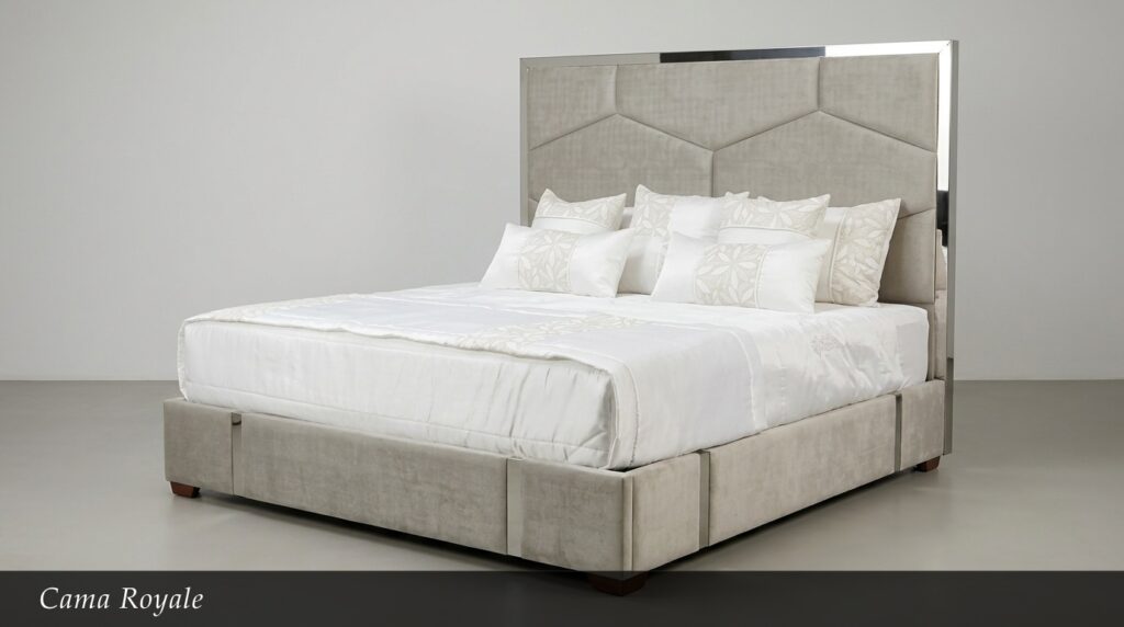 La Cama Royale irradia lujo y distinción. Su imponente cabecera con diseño geométrico en paneles y detalles en espejo cromado crea un efecto visual espectacular y moderno. El tapizado en tono beige claro y la base coordinada completan un conjunto de alta gama ideal para dormitorios principales.