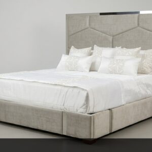La Cama Royale irradia lujo y distinción. Su imponente cabecera con diseño geométrico en paneles y detalles en espejo cromado crea un efecto visual espectacular y moderno. El tapizado en tono beige claro y la base coordinada completan un conjunto de alta gama ideal para dormitorios principales.