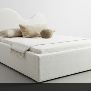 La Cama Idea presenta un diseño orgánico y contemporáneo con una cabecera ondulada única en blanco texturizado. Su forma suave y moderna aporta personalidad y frescura al dormitorio. El conjunto minimalista con textiles neutros crea un ambiente sereno y acogedor.