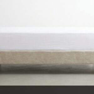 La Cama Sencilla es la expresión de la funcionalidad y la elegancia minimalista. Su base tapizada en tono beige con patas de madera clara ofrece un diseño limpio y atemporal. Sin cabecera alta, este modelo prioriza la ligereza visual y la versatilidad.