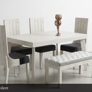 El Comedor Amsterdam presenta un estilo nórdico-rústico actual. La mesa y sillas en madera blanca envejecida aportan calidez y textura, mientras que los asientos en tono gris oscuro añaden contraste y elegancia. El banco tapizado con capitoné en color claro completa el conjunto con un toque de confort y versatilidad.