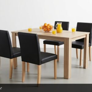 El Comedor Elegante destaca por su combinación clásica y sofisticada. La mesa de madera clara con líneas rectas y limpias se complementa perfectamente con cuatro sillas tapizadas en negro de acabado simil cuero. Este contraste entre la madera natural y el negro profundo crea un conjunto moderno, sobrio y de gran presencia visual.