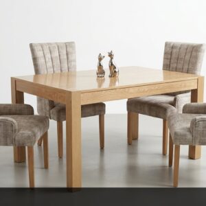 El Comedor Osiris transmite calidez y elegancia natural gracias a su robusta mesa fabricada en madera de roble macizo con un acabado que resalta la belleza de su veta. Las sillas, tapizadas en un sofisticado tejido beige con sutiles rayas, aportan textura y confort, mientras que dos de ellas incluyen brazos para mayor comodidad. Este conjunto destaca por su presencia imponente pero acogedora.