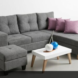 El Esquinero Belén destaca por su estilo moderno y versátil en un elegante gris texturizado. Este conjunto en forma de L incluye chaise longue y un práctico ottoman independiente, ofreciendo múltiples opciones de uso y gran capacidad para sentar a toda la familia. Los cojines en tonos malva aportan un toque de color suave y sofisticado.
