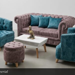 El Juego de Sala Imperial es la definición de lujo y distinción. Este conjunto combina un hermoso sofá de tres plazas en tono malva con capitoné clásico, dos sillones individuales en vibrante azul turquesa y un práctico ottoman. Los detalles de tachuelas metálicas y el diseño Chesterfield le otorgan un carácter elegante y sofisticado.