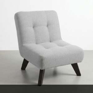 La Silla Style destaca por su diseño moderno y envolvente, pensado para brindar comodidad y sofisticación en un solo mueble. Su tapizado en tonos neutros y su acabado acolchado aportan una apariencia elegante que se adapta fácilmente a espacios contemporáneos.