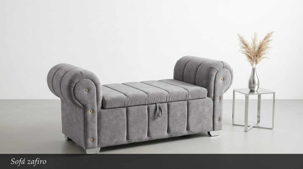 El Sofá Zafiro combina elegancia clásica y funcionalidad en una pieza diseñada para transformar cualquier espacio. Su estructura inspirada en el estilo Chesterfield, junto con sus brazos enrollados y detalles acolchados, crean una apariencia sofisticada que destaca fácilmente en salas, habitaciones o recibidores modernos.