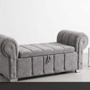 El Sofá Zafiro combina elegancia clásica y funcionalidad en una pieza diseñada para transformar cualquier espacio. Su estructura inspirada en el estilo Chesterfield, junto con sus brazos enrollados y detalles acolchados, crean una apariencia sofisticada que destaca fácilmente en salas, habitaciones o recibidores modernos.